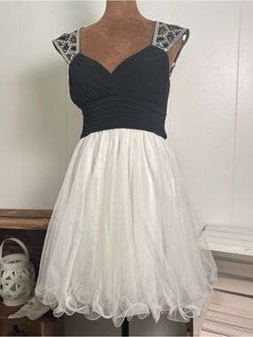 Blondie Nites Dress Jr Sz 5 Formal/Dance Black Sequin Strap White Tulle Skirt